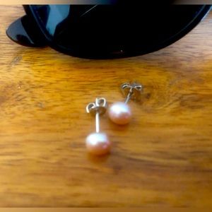 Fresh water cultured pearl earring. .925 sterling silver